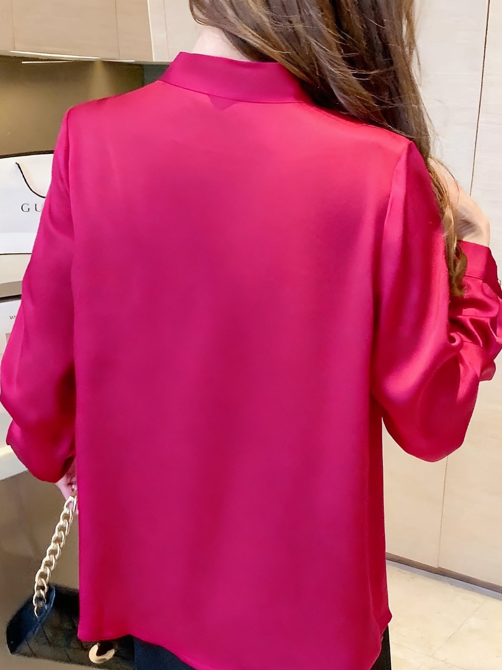 Elegante Blusa de Satén Inspirada en el Medio Oriente para Mujer - Camisa de Manga Larga con Cuello en V y Detalle de Lazo en Color Burdeos Sólido, Lavable a Máquina y Ajuste Sastre para Uso en Todas las Estaciones, Atuendo Formal, Acabado Elegante