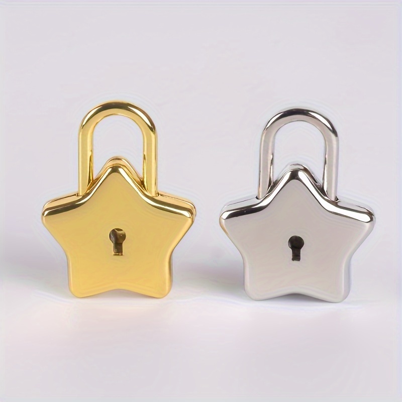 

A Golden Lock With A Textured Surface, A Peach-shaped Star Lock For Bags, A Zinc Alloy Lock For Bags, And Lock With Key For Bag Accessories.