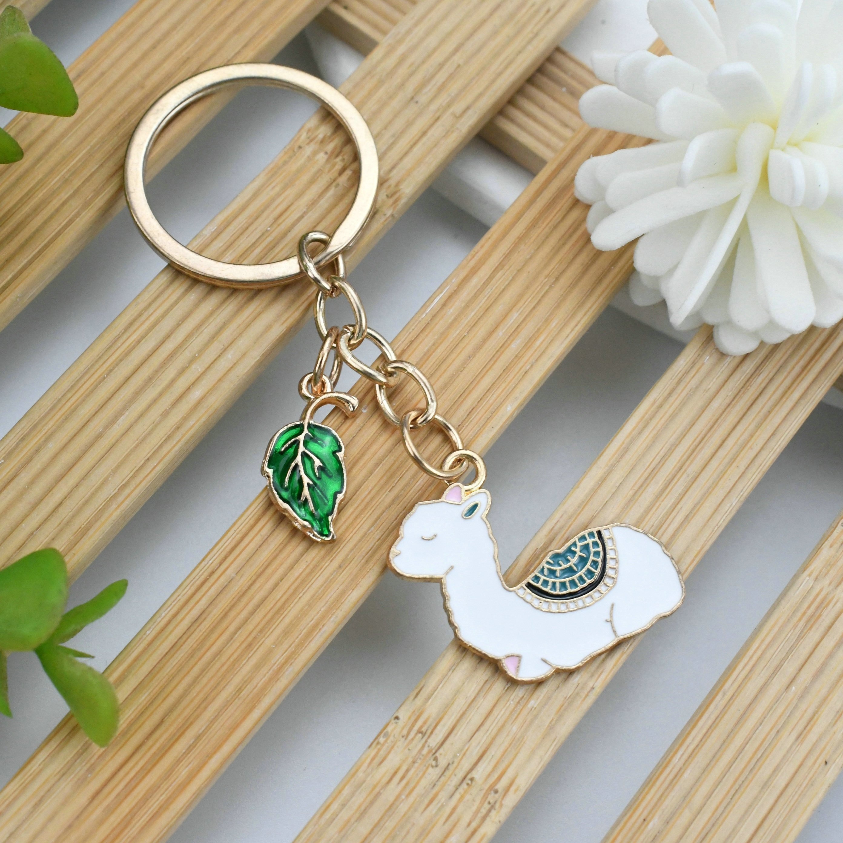 1pc Creative Cute Alpaca Eating Leaf Keychain, Alloy Animal Eating Plant Ring Chain Simple Accessories, Cartoon Fashion Trendy Simulation Modeling Car Bag Hanging Ornaments