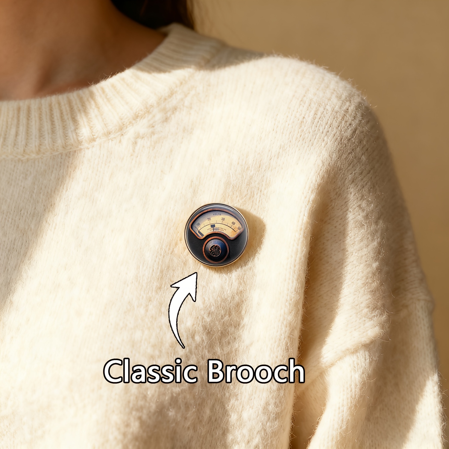 E-shop Eine verpackte Ware (Eine Brosche, die für Männer und Frauen geeignet ist, im klassischen braunen Design), mit einem Vintage-Voltmeter mit