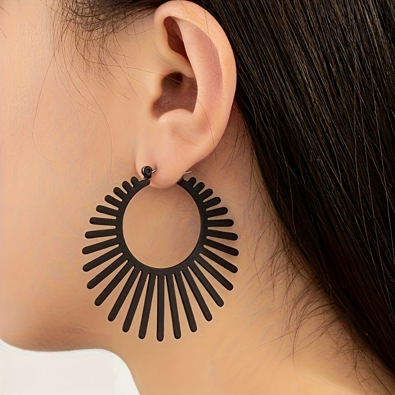 TEMU A Pair Of Simple And Stylish Black Lacquered Geometric Fan-shaped Line-patterned Women' Earrings