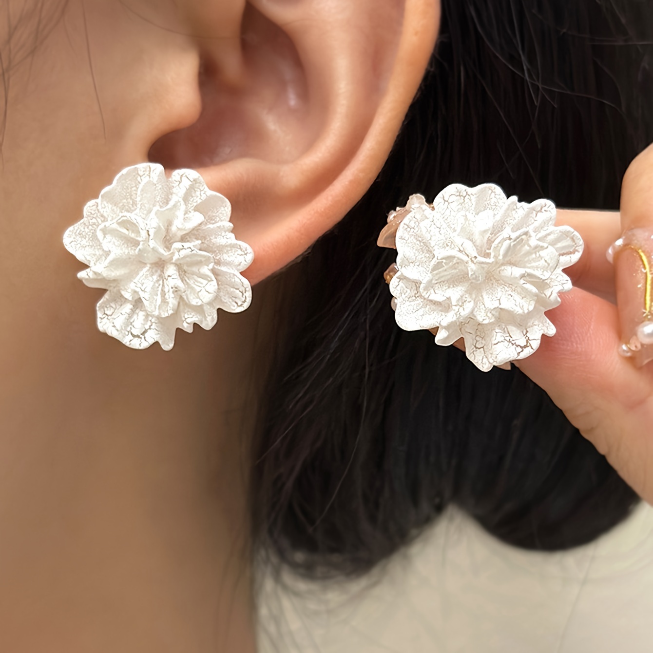 

Women's Fashion Vintage & Simple Style White Floral Stud Earrings, 1 Pair Versatile Flower Design Ear Adornments For Casual And Elegant Look