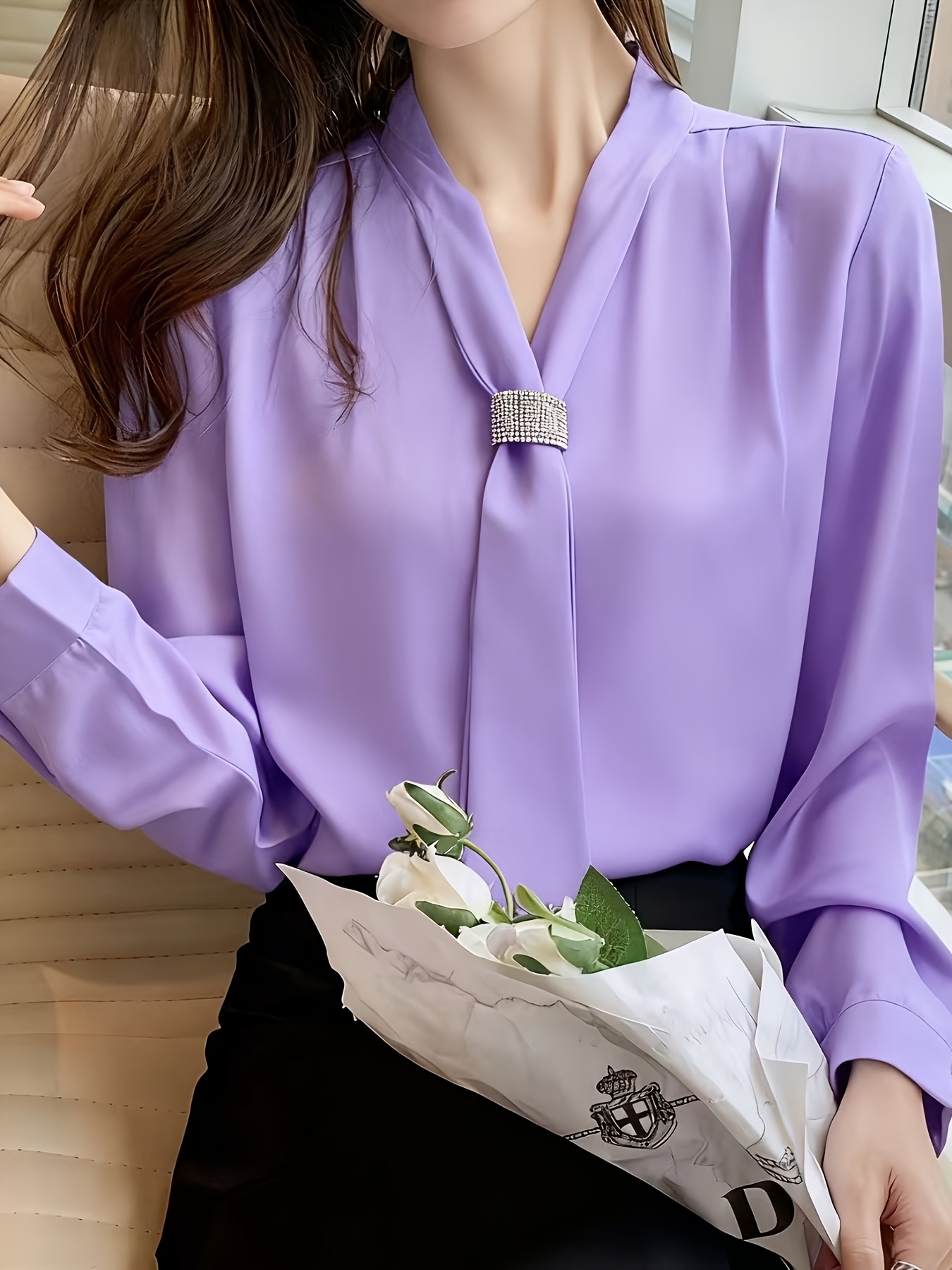 Elegante Blusa de Satén Inspirada en el Medio Oriente para Mujer - Camisa de Manga Larga con Cuello en V y Detalle de Lazo en Color Burdeos Sólido, Lavable a Máquina y Ajuste Sastre para Uso en Todas las Estaciones, Atuendo Formal, Acabado Elegante