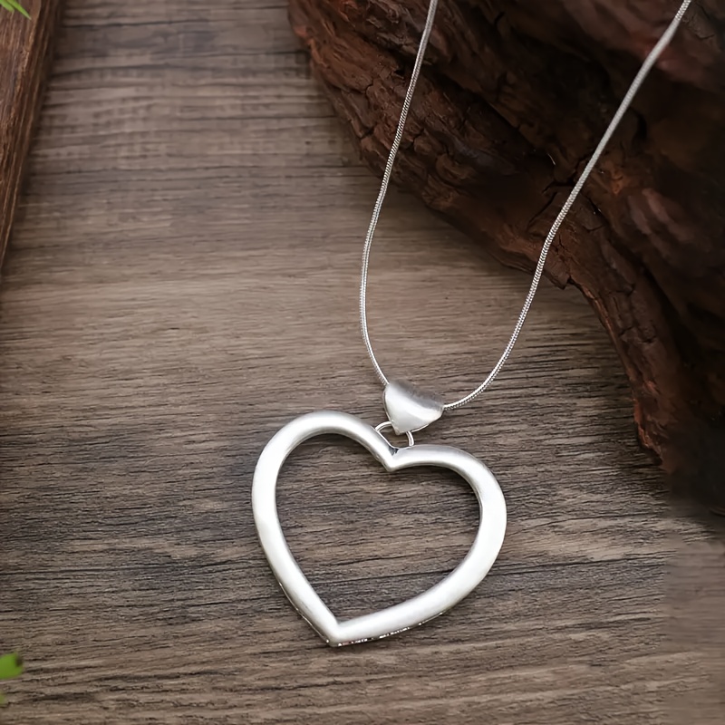 An Elegant And Minimalist Autumn/winter Long Sweater Chain Necklace With A Large Heart-shaped Openwork Pendant, Suitable For Women' Wear, Holidays, Vacations, And As A Gift
