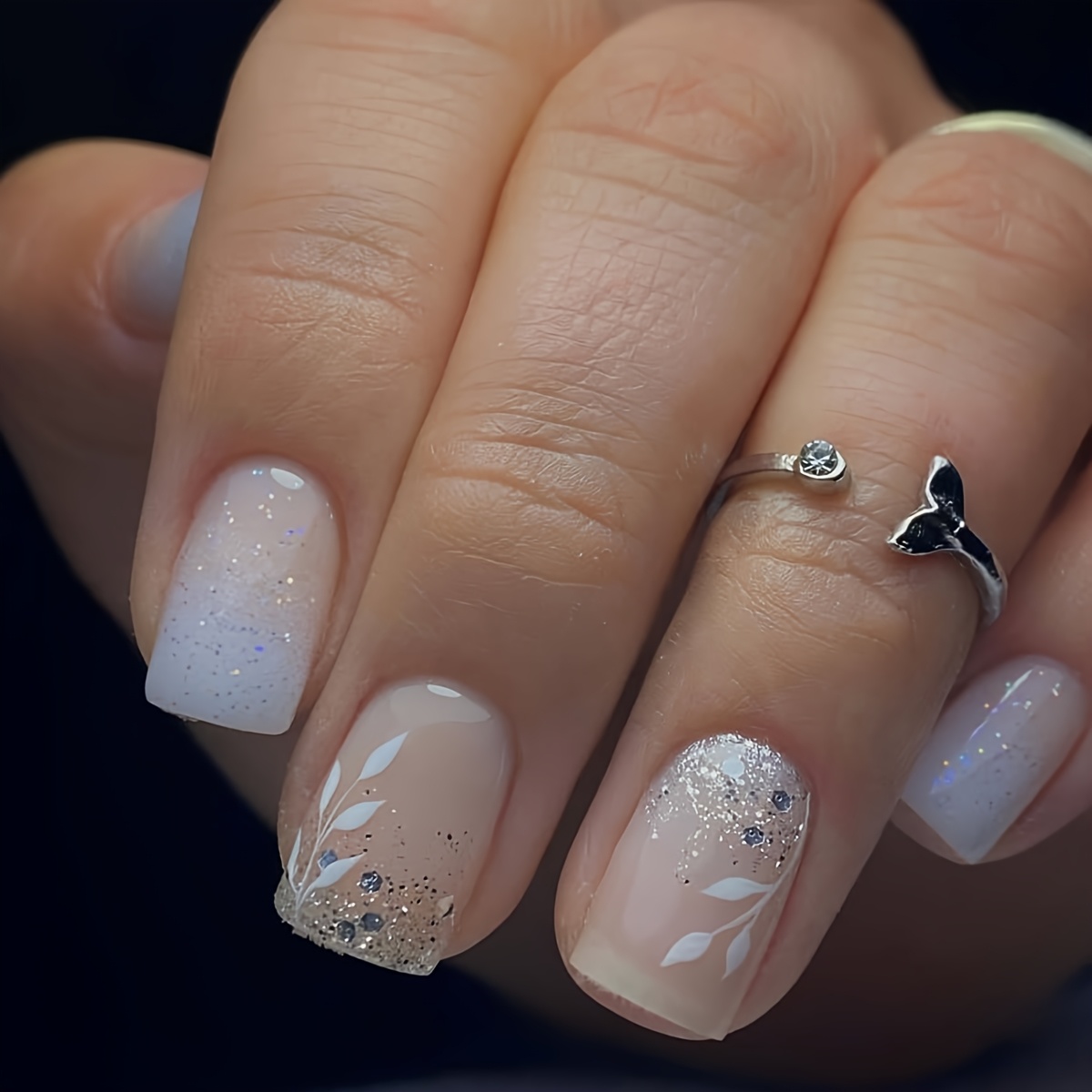 24pcs Short Square White Tree Seedling Simple Premium Silvery Glitter Gradient Fake Nails