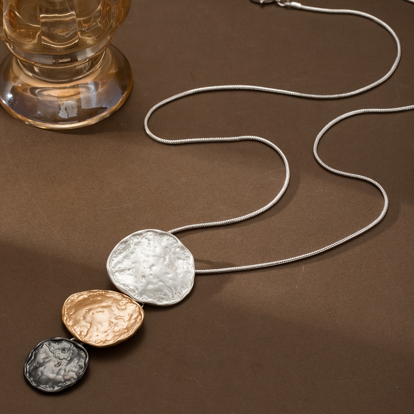 E-shop 1 Stück Damen Mode Y-Form Anhänger Halskette Retro Einfach Rund Zinklegierung Silber Emaille Verstellbare Lange Schlangenkette Elegant