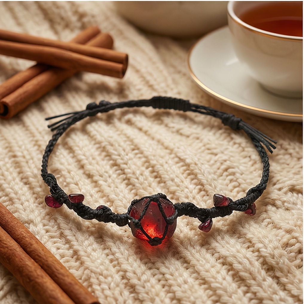 E-shop | Handgefertigtes gewebtes Armband mit roten Kristallen, verziert mit zerstoßenen roten Steinen. Ein einzigartiges Design im Vintage-Ethno-Stil,