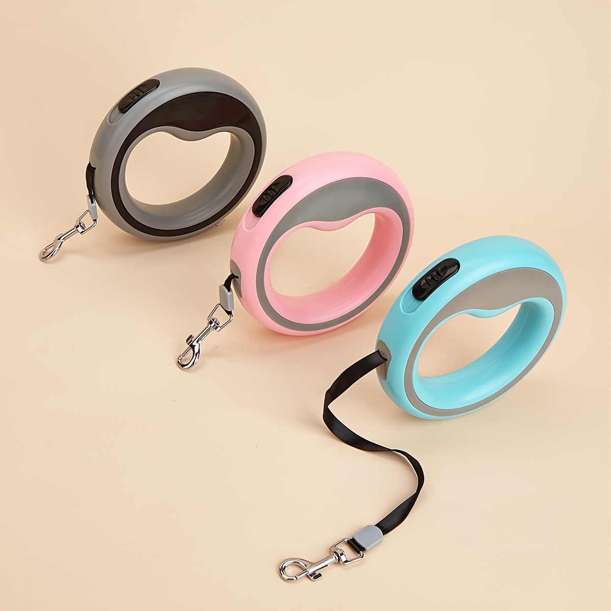 One 2.5-meter Retractable Leash with a Circular Ring, One-click Lock, and Free Adjustable Length. A Hand-loop Style Lead Suitable for Taking Small Dogs for Walks