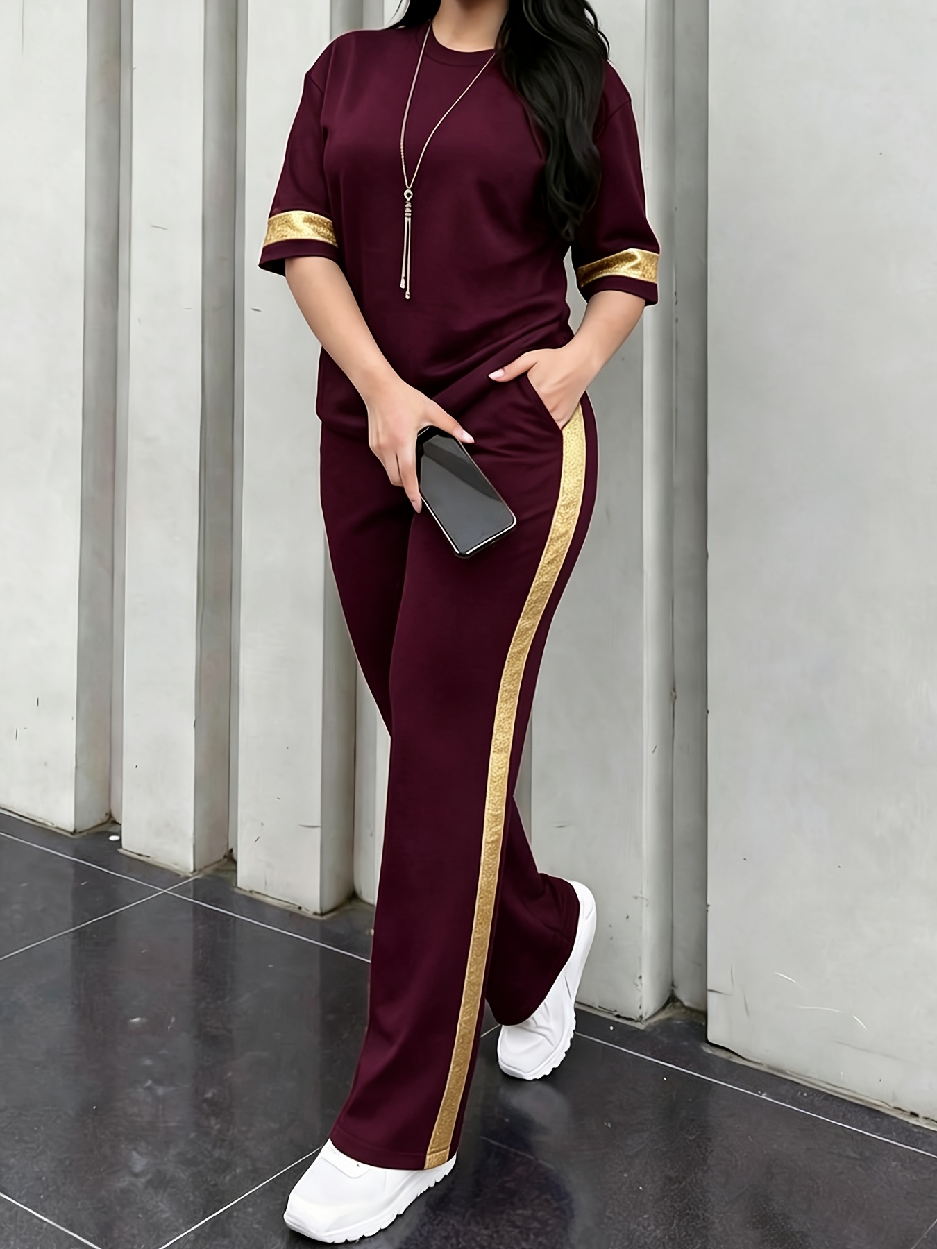 Ensemble Doré Bordures Métallisées — T-shirt & Pantalon Large Femme Ensemble décontracté à la mode avec bordures dorées : T-shirt à manches mi-longues, doux pour la peau et respirant + Pantalon à jambes larges et taille haute. Ensemble 2 pièces pour femme de style européen et américain, ensemble élégant 2 pièces multicolore. Pantalon à jambes larges et manches