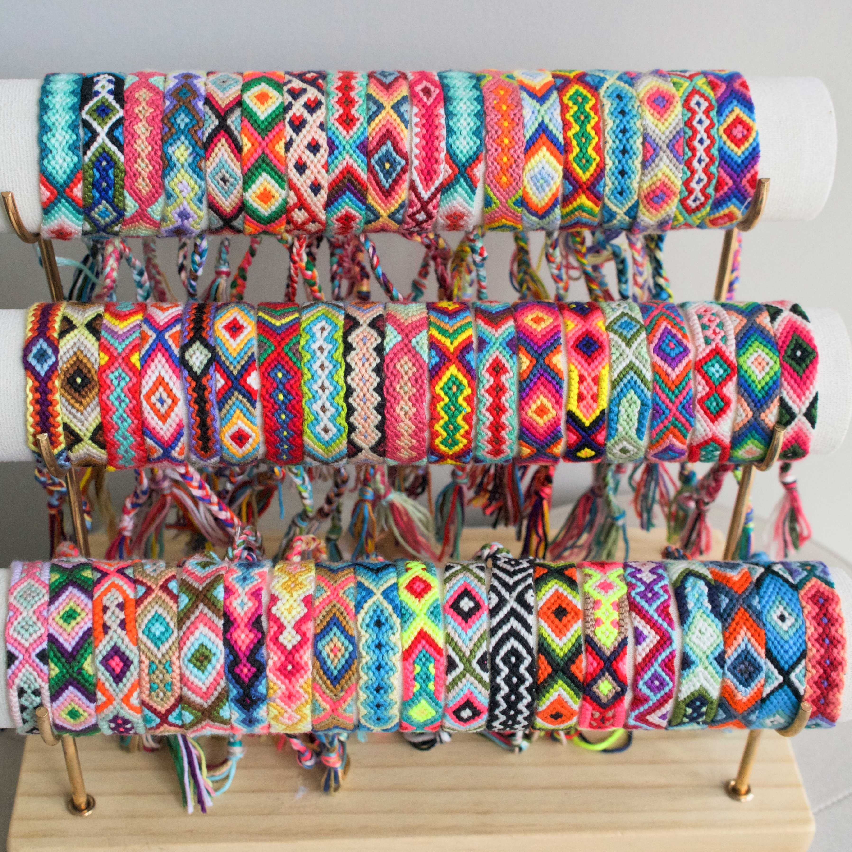 E-shop 3er/6er Set Handgefertigte Geflochtene Armbänder im Bohemian-Stil mit Bunten Gemischten Farben