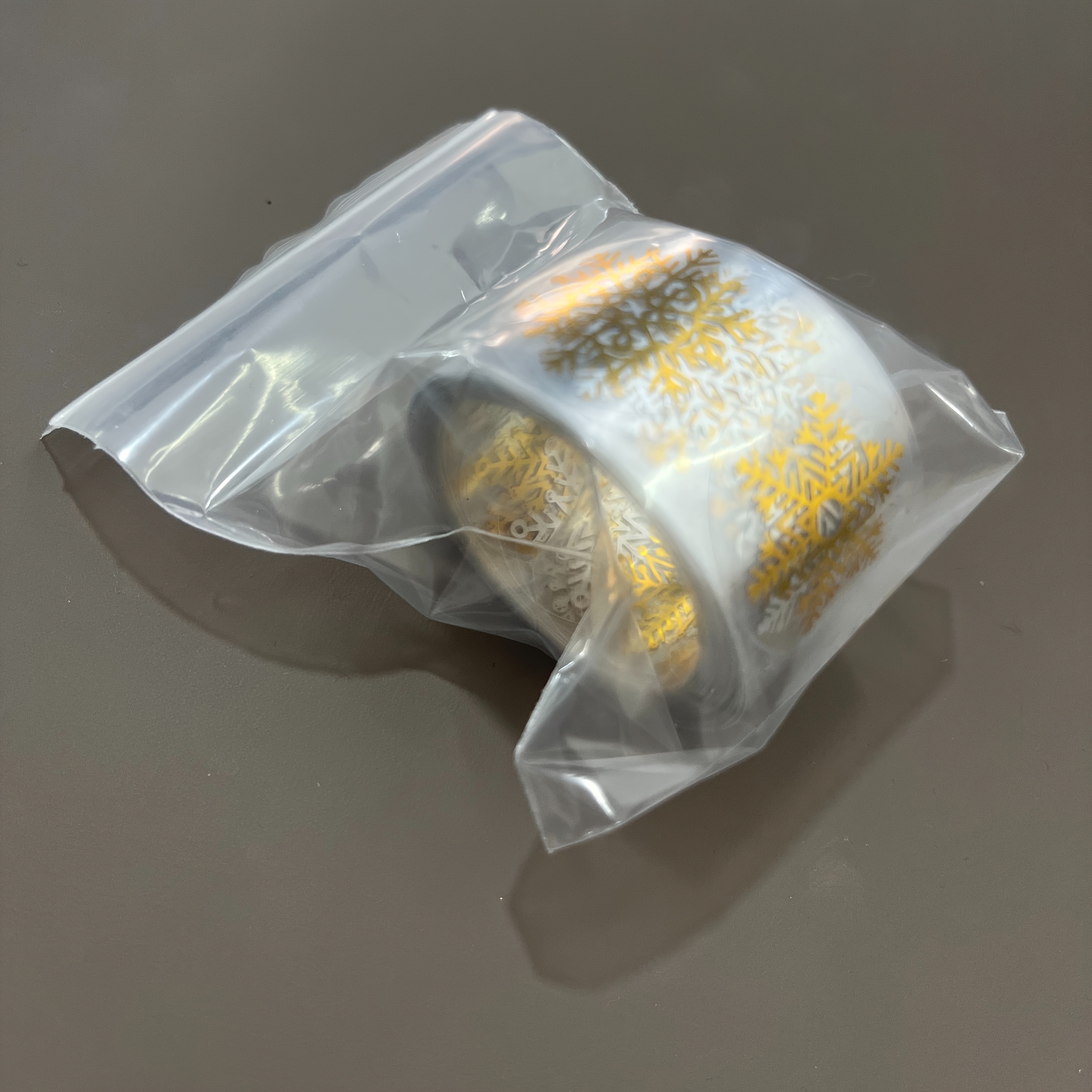 100pcs Per Roll Of Golden, Shiny, Transparent Christmas Snowflake Sealing Stickers For Gift Wrapping And Decoration. Round, Non-adhesive Stickers Are Perfect For Festive Embellishments