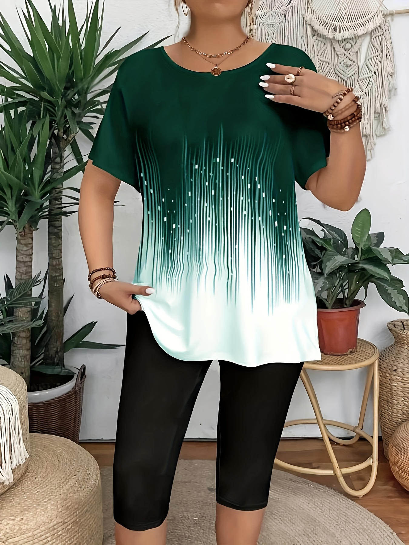 Elegant Plus Size Crew Neck T-Shirt with Floral Print - Soft Medium Stretch Fabric, Short Sleeve Top for Women, Casual Wear, All Season Tee|Floral Print Top|Comfortable Fit, Plus Size Clothing