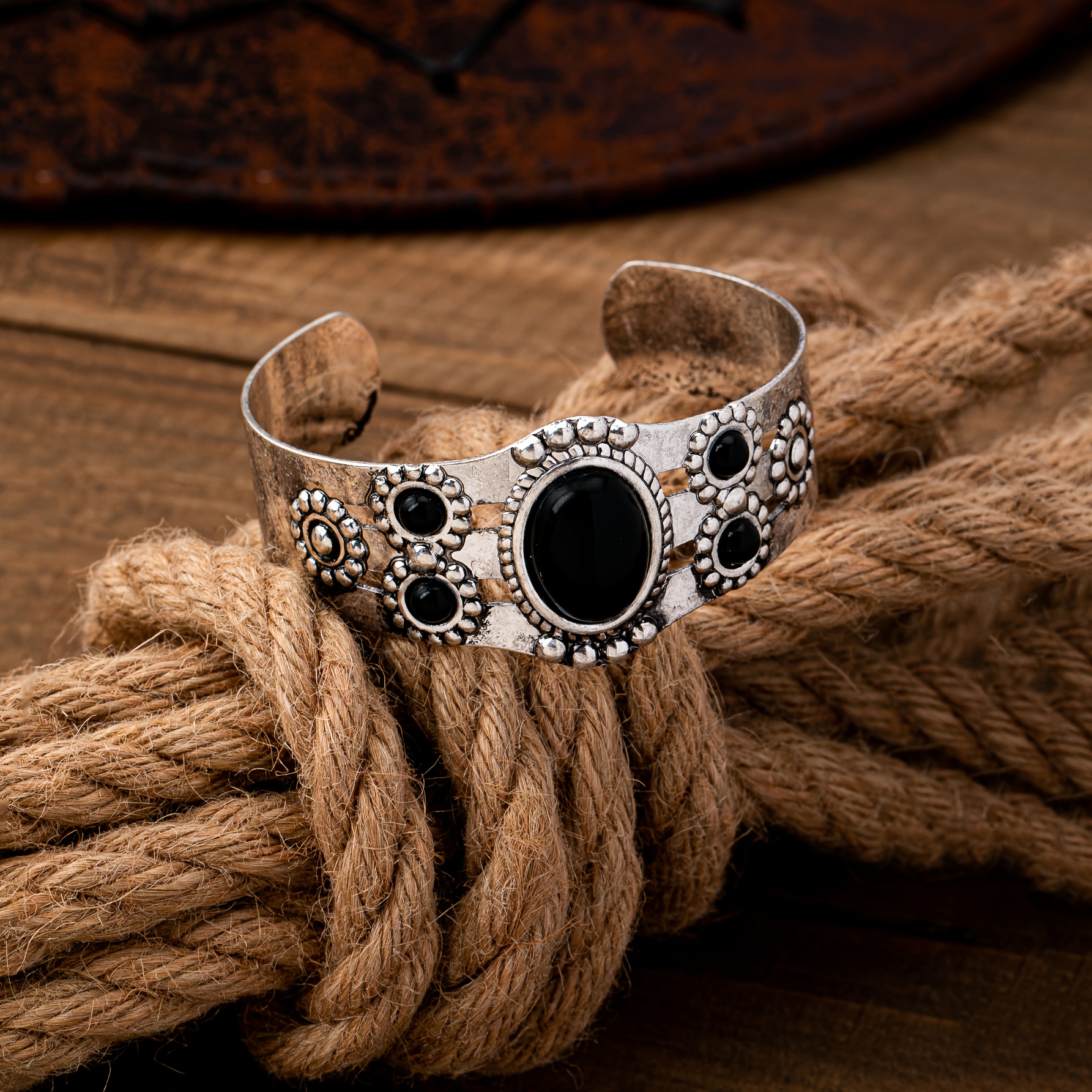 E-shop Ein Armband im Bohemian-Stil mit offener Manschette, ovalem, geometrischem Design und eingelassenem Türkis, für den , als Geschenk und für