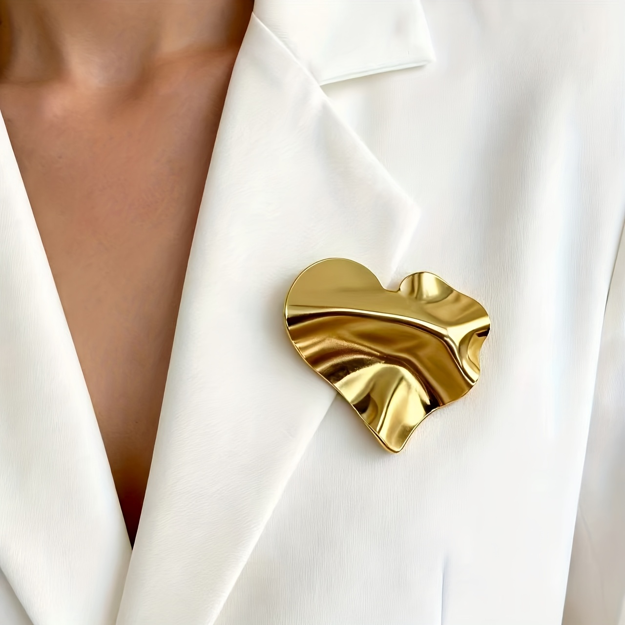 /fashion New Rugged Glossy Heart-shaped Brooch, Temperament Women's Sweater Hoodie Etc. Autumn Winter Clothing Accessory