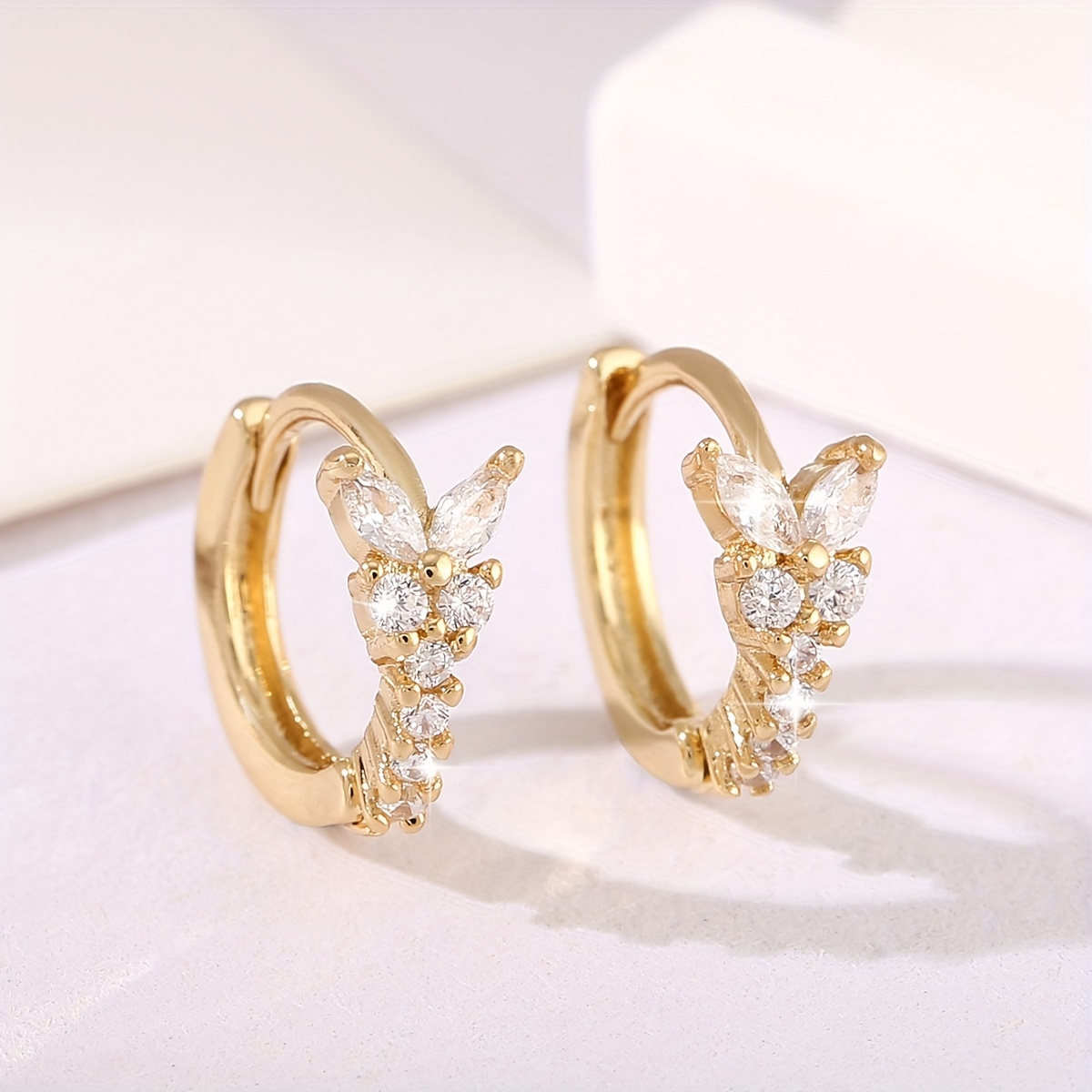 E-shop 1 Paar elegante modische Kupfer-inlaysierte Synthetische Zirkonia Schmetterling Ohrklemmen, einfache kompakte Damen-Hoop-Ohrringe, Geschenkidee