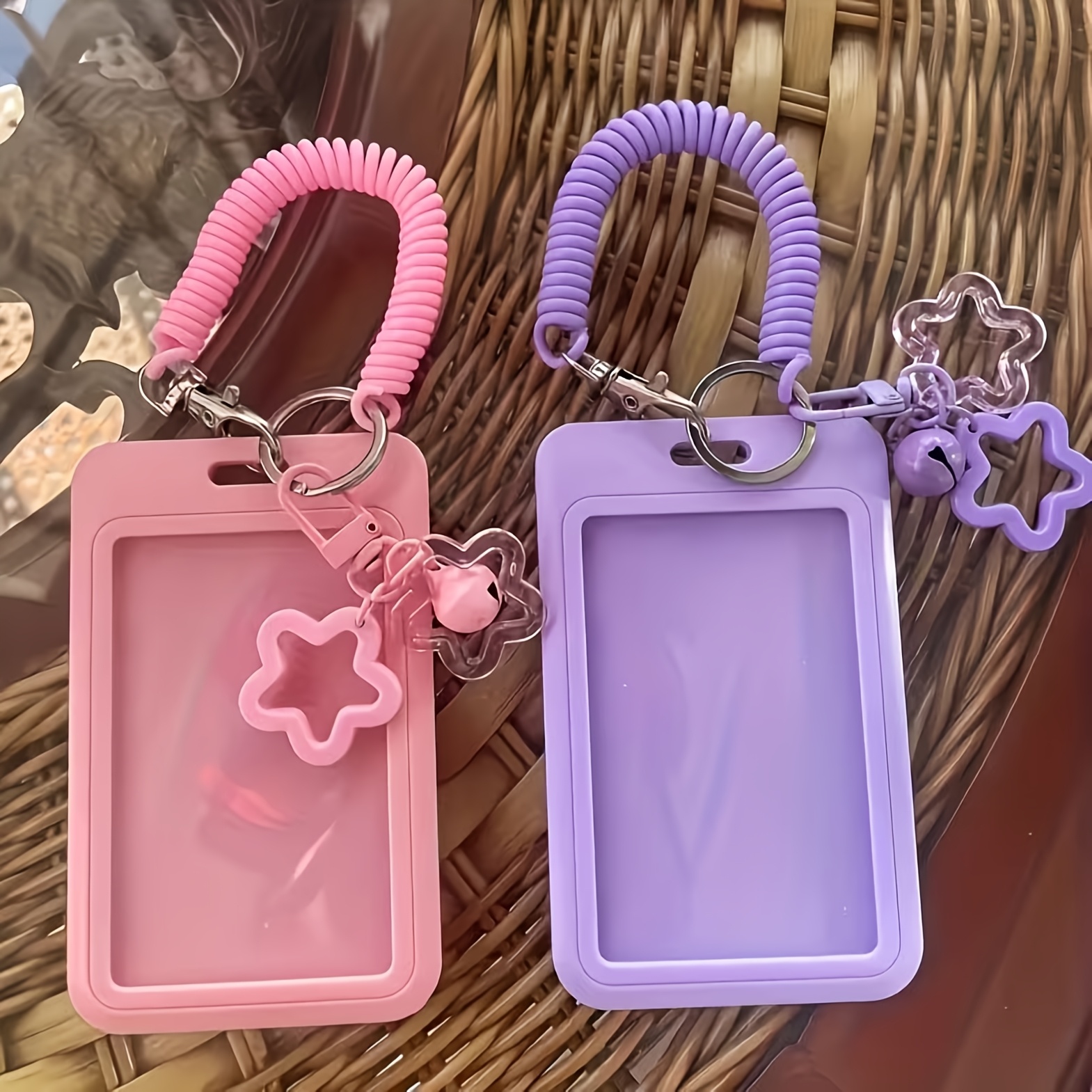 TEMU Porta carte retrattile a stella con ciondolo, 2 pezzi, in plastica colorata Morandi con portachiavi - e pratico per autobus, campus, tesserini e