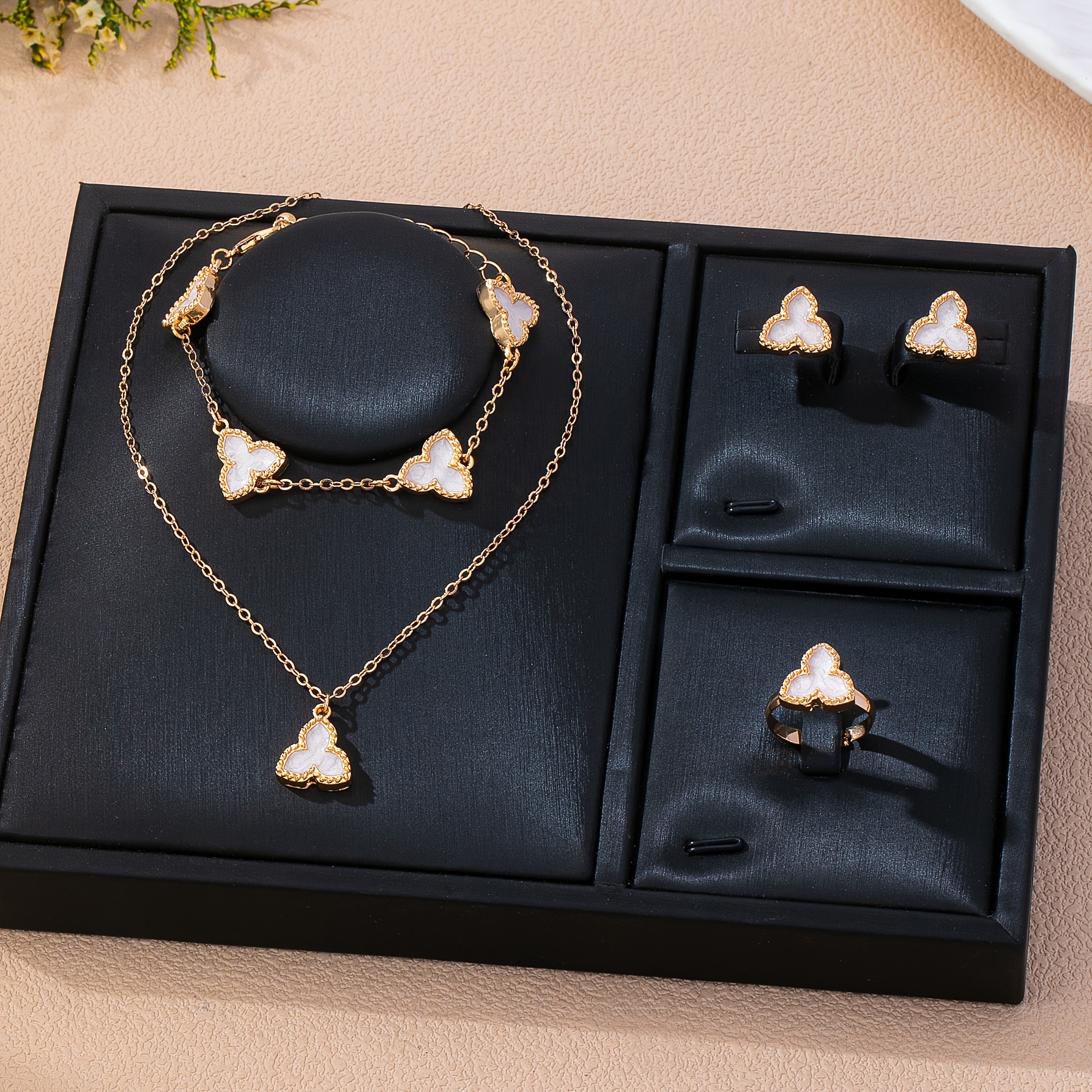 4pcs Elegant Light Luxury Retro Floral Triangle Teardrop Jewelry Set