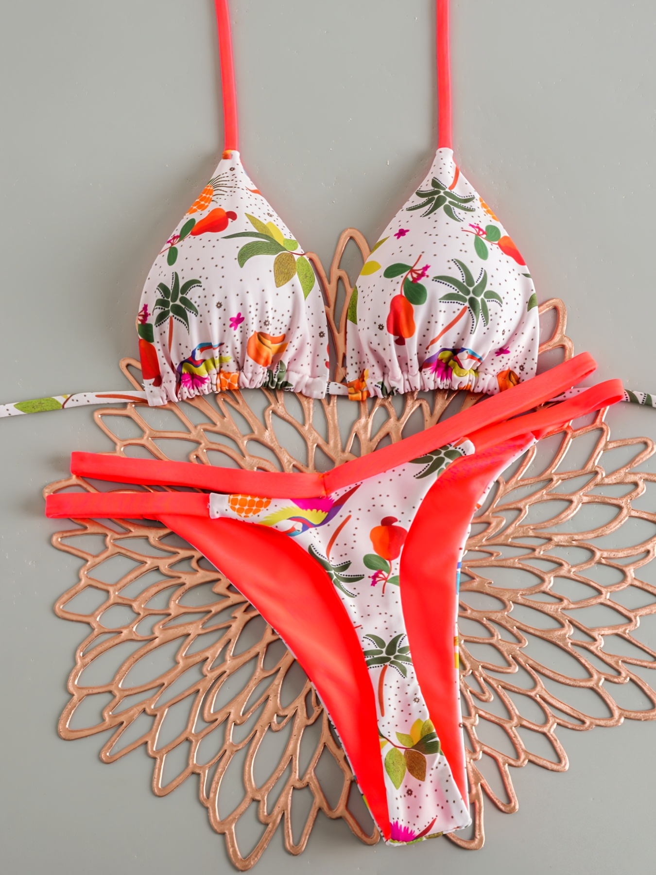 Bikini Halter con Elementos Tropicales para Base: Vibes de Vacaciones en la Isla
