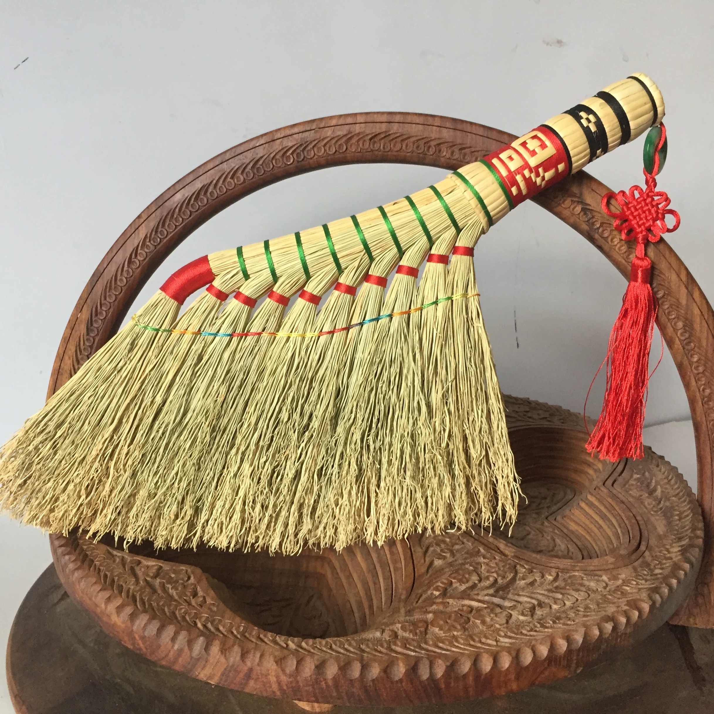 

Chinese Style Pure Handmade Seedling Weaving Small Broom Electricity For Bed Cleaning Dust And Table Cleaning