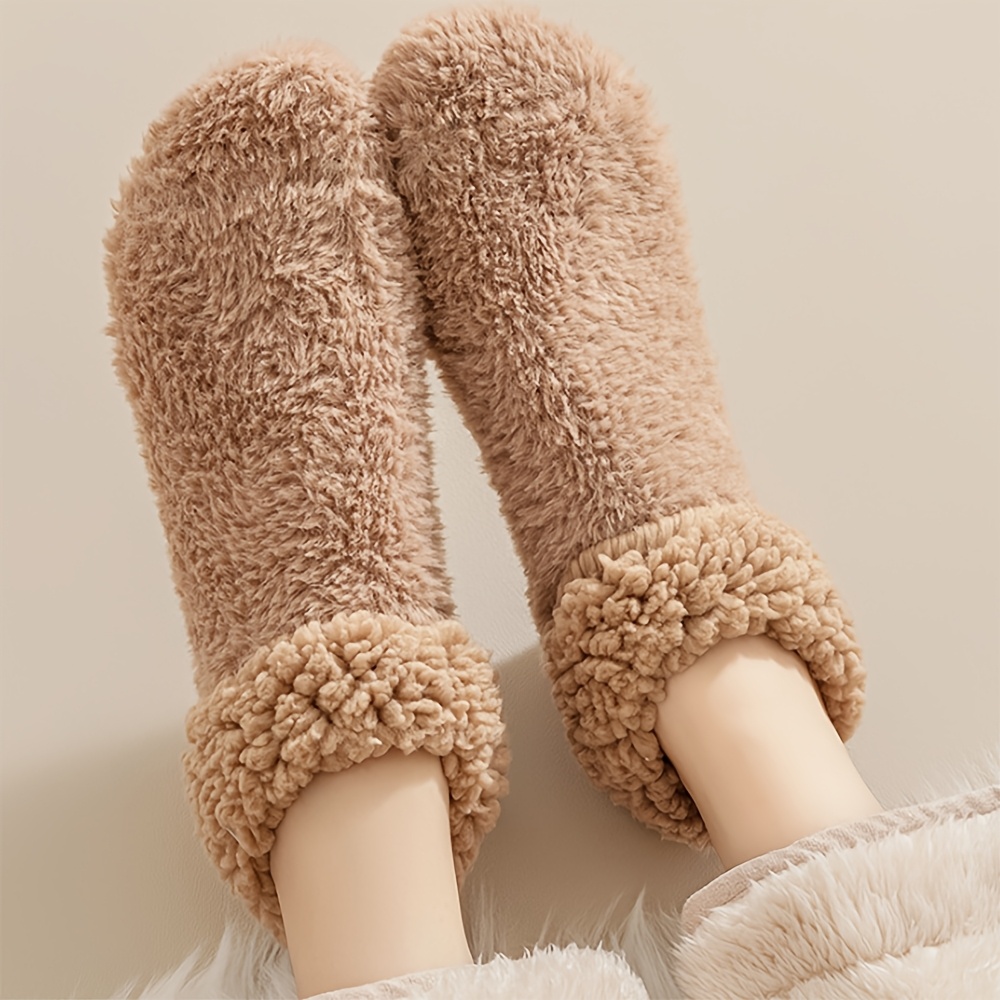 E-shop 1 Paar Damen-Winter-Umhüllende Fersensocken aus Korallenfleece, flauschige warme Hausschuhe für drinnen, verdickte Lammplüsch-gefütterte