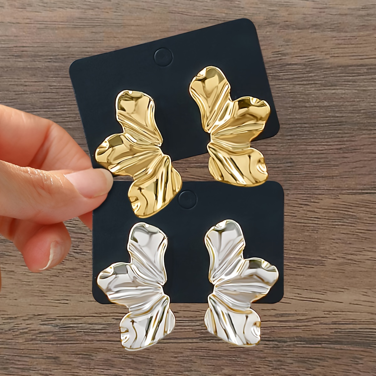 

A Set Of Of New Stylish Leaf-shaped Golden Earrings For Ladies And Girls, Daily And .
