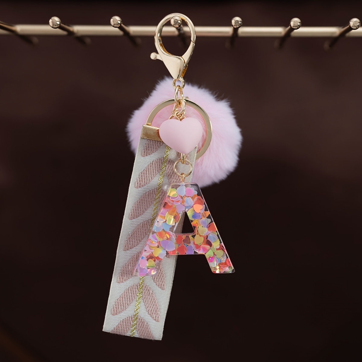 E-shop Pinkfarbener Pompom Englische Alphabet Pompom Schlüsselanhänger, Herzförmiger Glitzer Harz Anhänger, Weihnachtsgeschenk, Jubiläum Exquisites