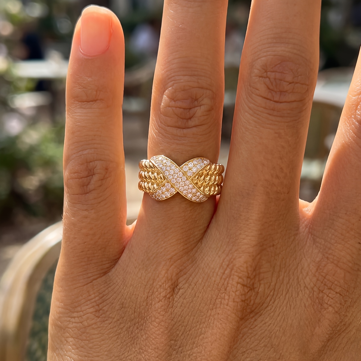 Women's Lightweight Luxury Textured Palace-Style Ring, Versatile
