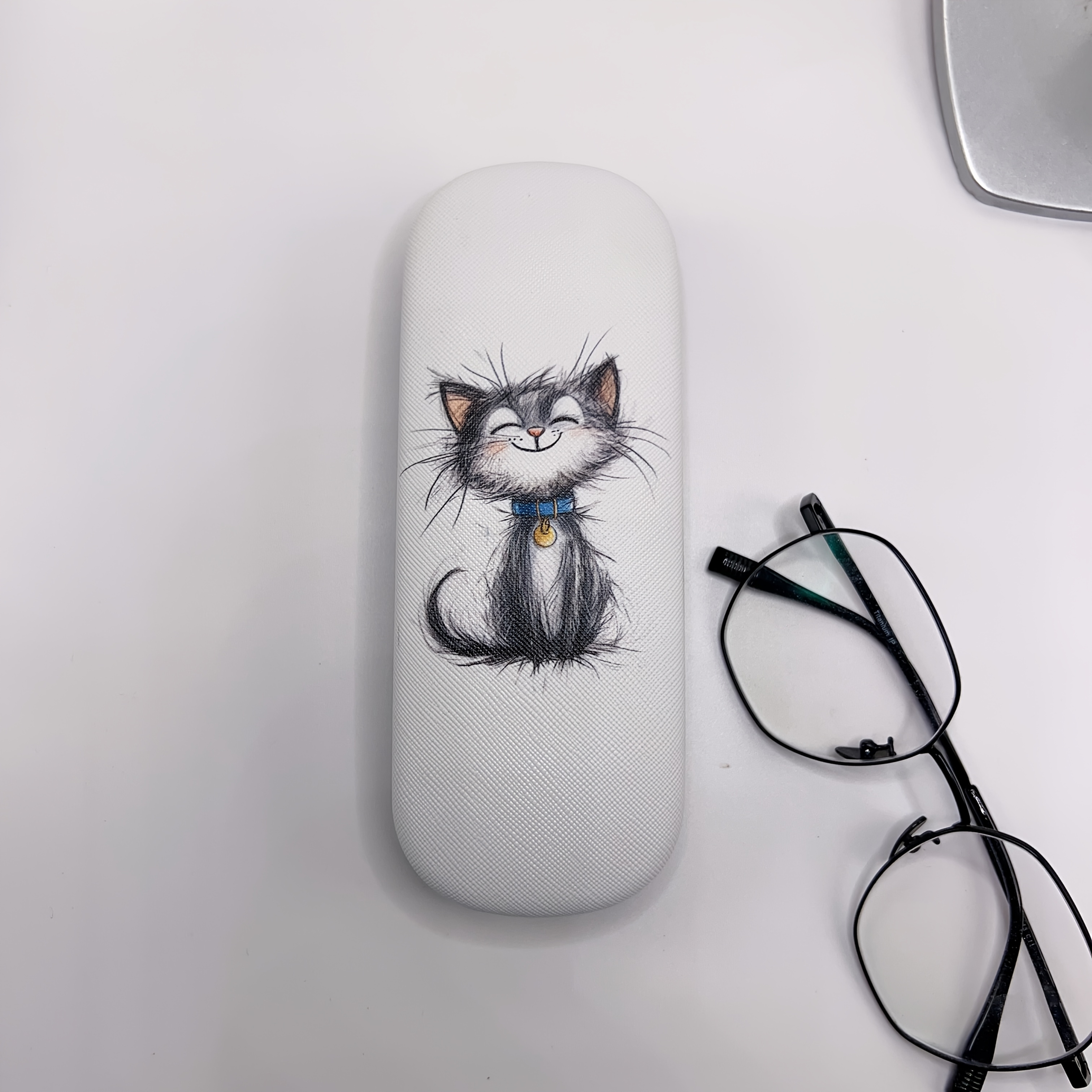 A Cute Cartoon On The Glasses Case, A Portable High-end Protective Case Pressure-resistant And Shockproof
