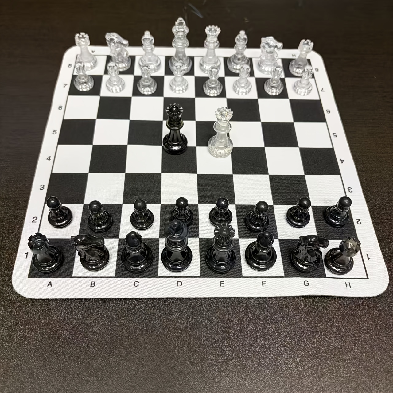 TEMU Jeu d'échecs 34 pièces (comprenant 2 reines de rechange), pièces d'échecs transparentes et noires, échiquier en caoutchouc souple à rouler,