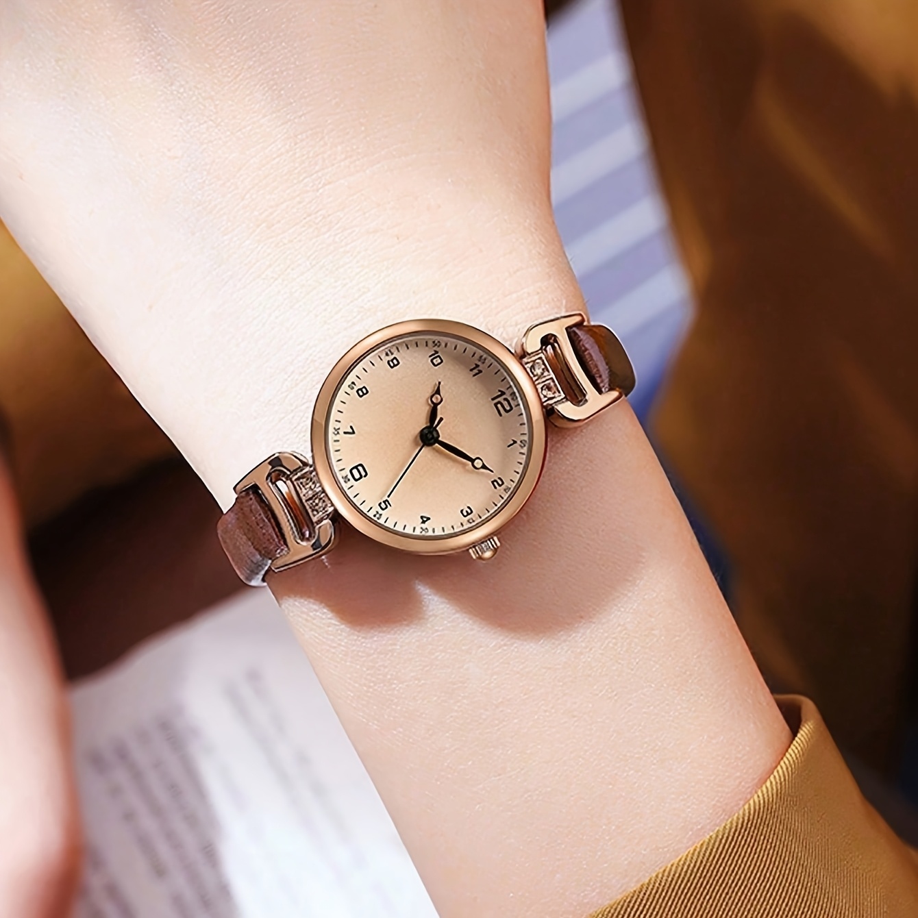1pc Women's Faux Leather Band Round Dial Small Face Retro British Style Niche Luxury Quartz Watch, Suitable for Daily Wear