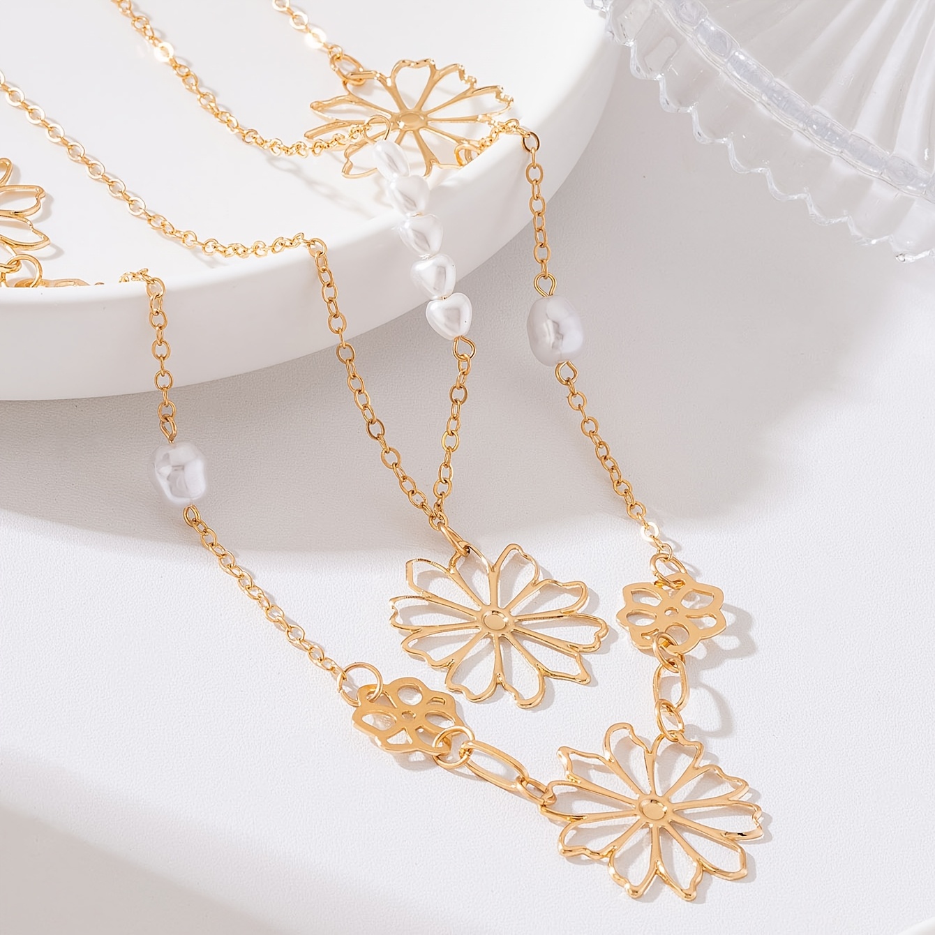 Women's Vintage Hollowed-out Floral Link Necklace, Elegant Design