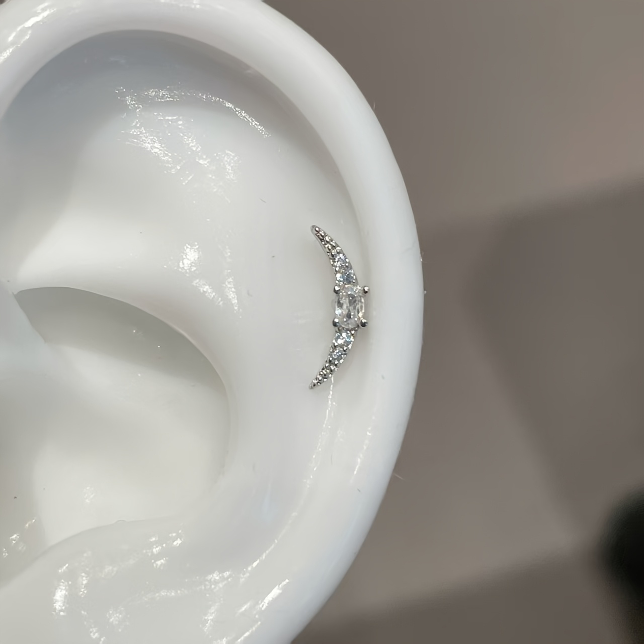 TEMU Boucle d'oreille pour cartilage 1 pièce en acier inoxydable de croissant - Clous d'oreilles en synthétique pour femme, bijou de piercing élégant
