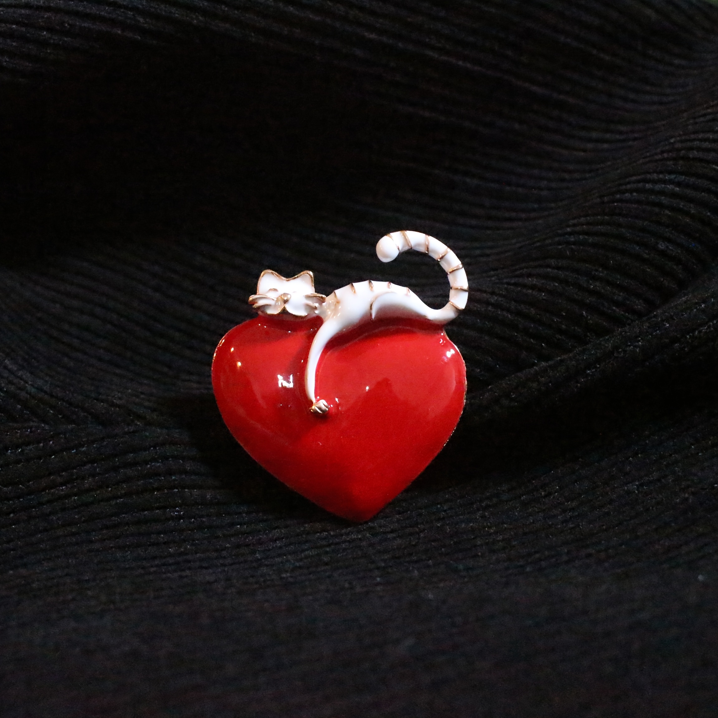 Image of Vintage French Red Heart Cat Brooch High-end Women's Luxury Pin Animal Corsage Fashion Temperament Suit Accessories Jewelry Badges