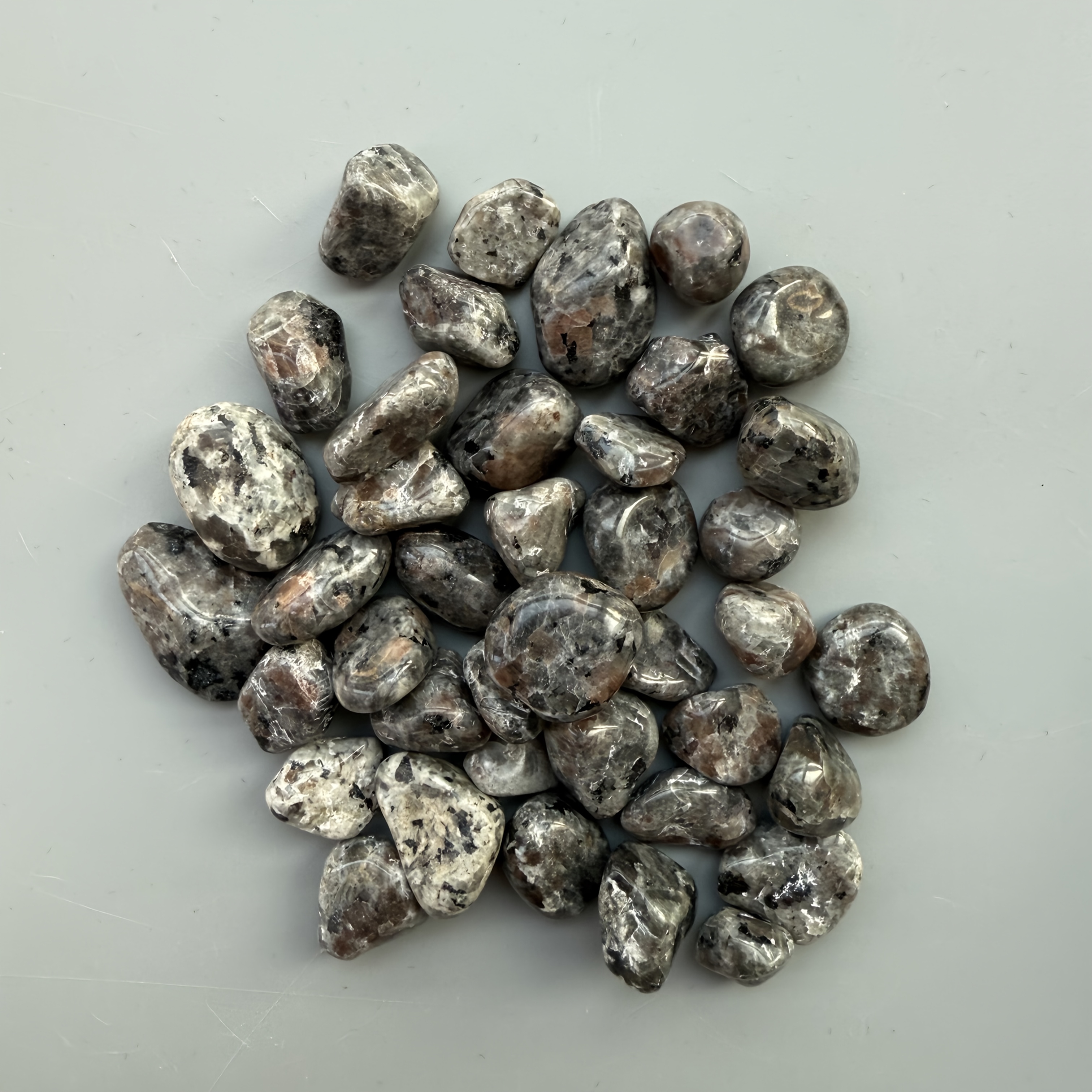 E-shop 40G/120G/240G Natürliche Flammen Kristall Chips, Natürlicher Yooperlite UV- Leuchtender, Großhandel Natürlicher Yooperite Zerkleinerte