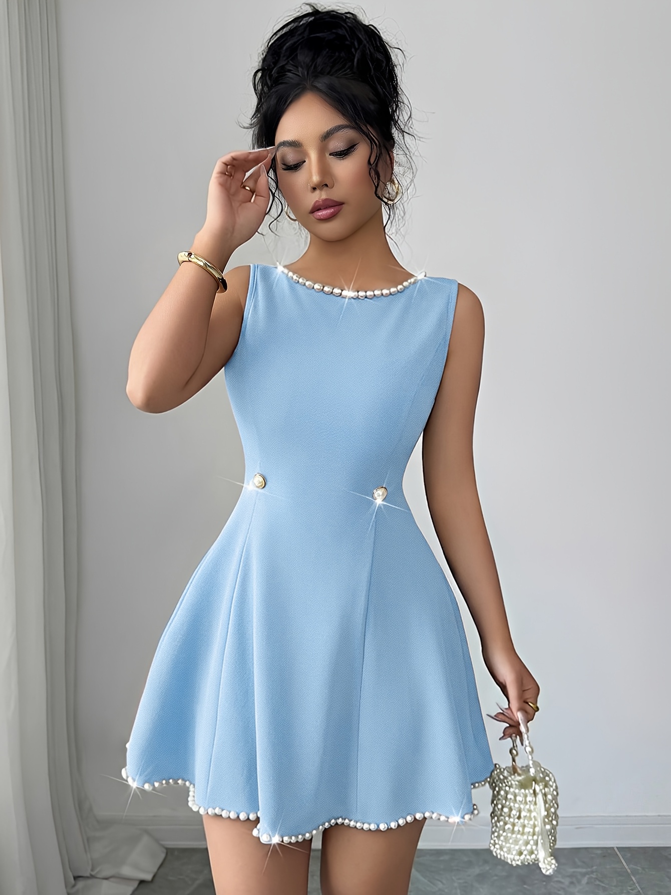 Élégante robe courte sans manches pour femmes, ornée de perles et ceinturant la taille, idéale pour le printemps et l'été. Robe élégante pour femmes, robe courte ornée de perles, robe courte sans manches ceinturant la taille, élégante robe courte noire.
