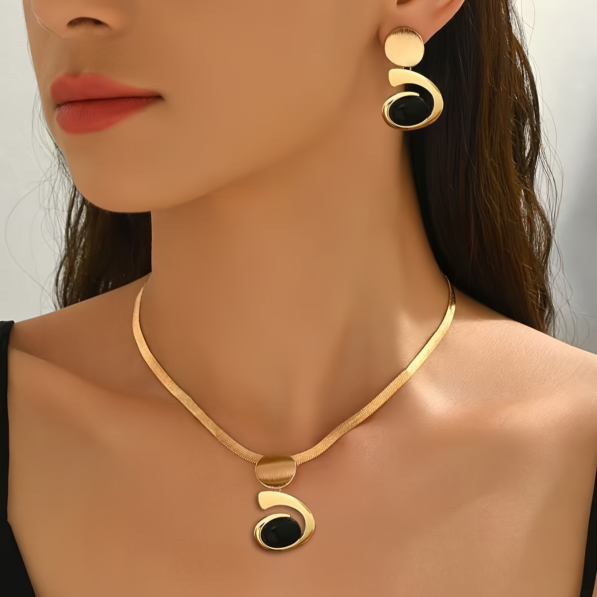 E-shop 2 Stück LXALRY Damen Moderner Minimalistischer Mittlerer Schmuckset – Flache Schlangenkette Halskette & Ohrringe mit Komma-Anhänger, Ideal für ,