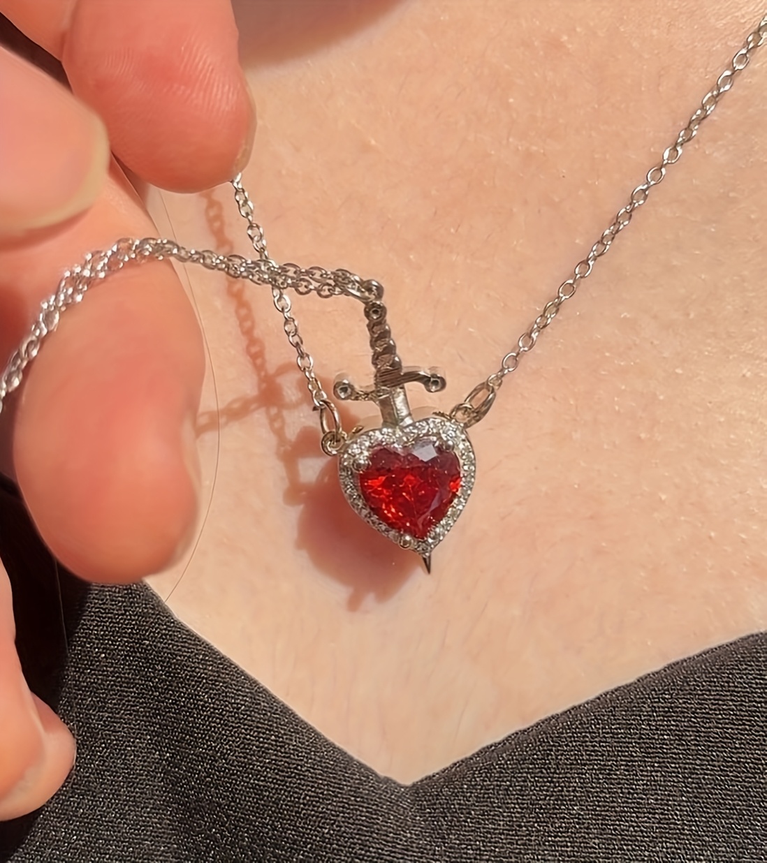 2 piezas de collar de pendiente de daga de corazón de lujo elegante, collar de capa doble de amor para parejas, adecuado para el uso diario de las mujeres y fiestas, regalo de aniversario para ella, regalo del Día de San Valentín, collar de encanto