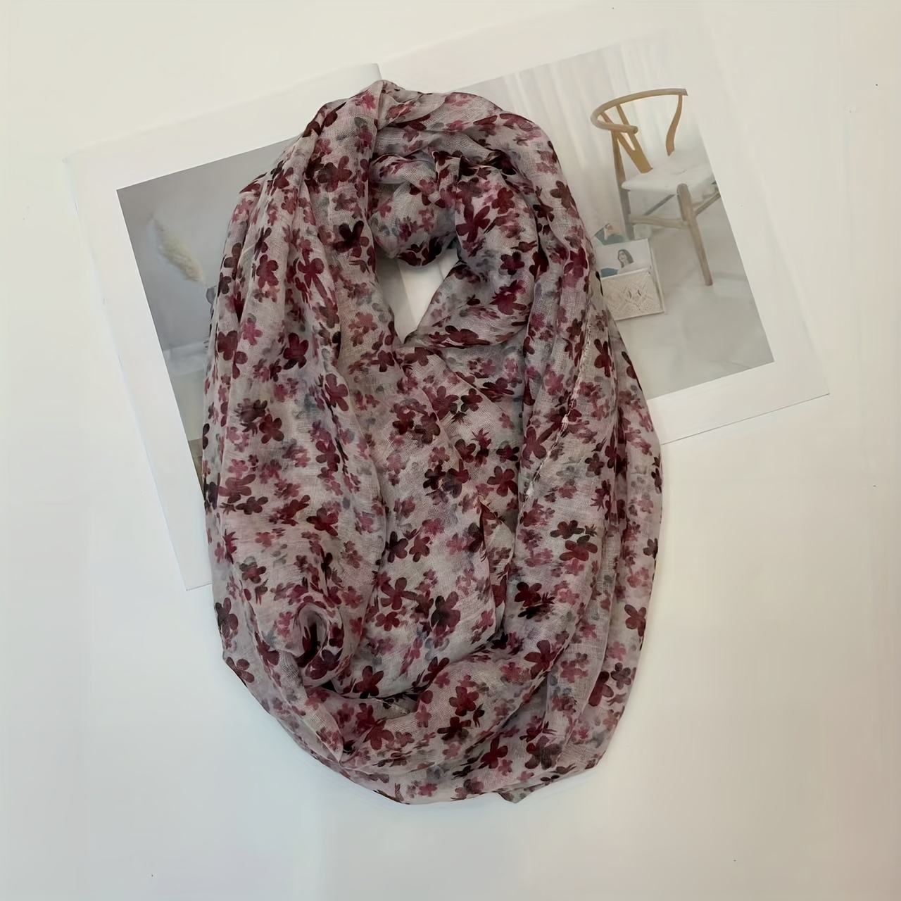 E-shop Ein Damen Schal mit buntem Blumenmuster