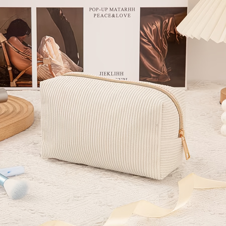 Image of Travel Accessories Suitable For Trips, Featuring A New Style Of Large Opening Storage Bag, A Fashionable Makeup Pouch For Women, And A Spacious Toiletry Bag For School Supplies.