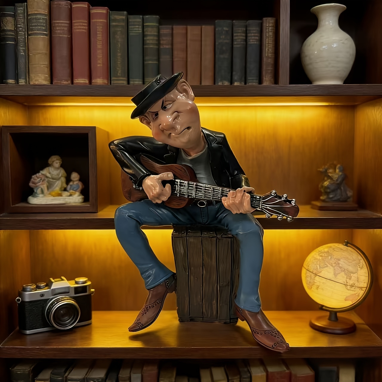 E-shop Skurrile Gitarrenspieler Statue Figur | Handbemaltes Harz Musiker Dekorationsstück, Ideal für Bücherregale, Schreibtische und Musikstudios, für