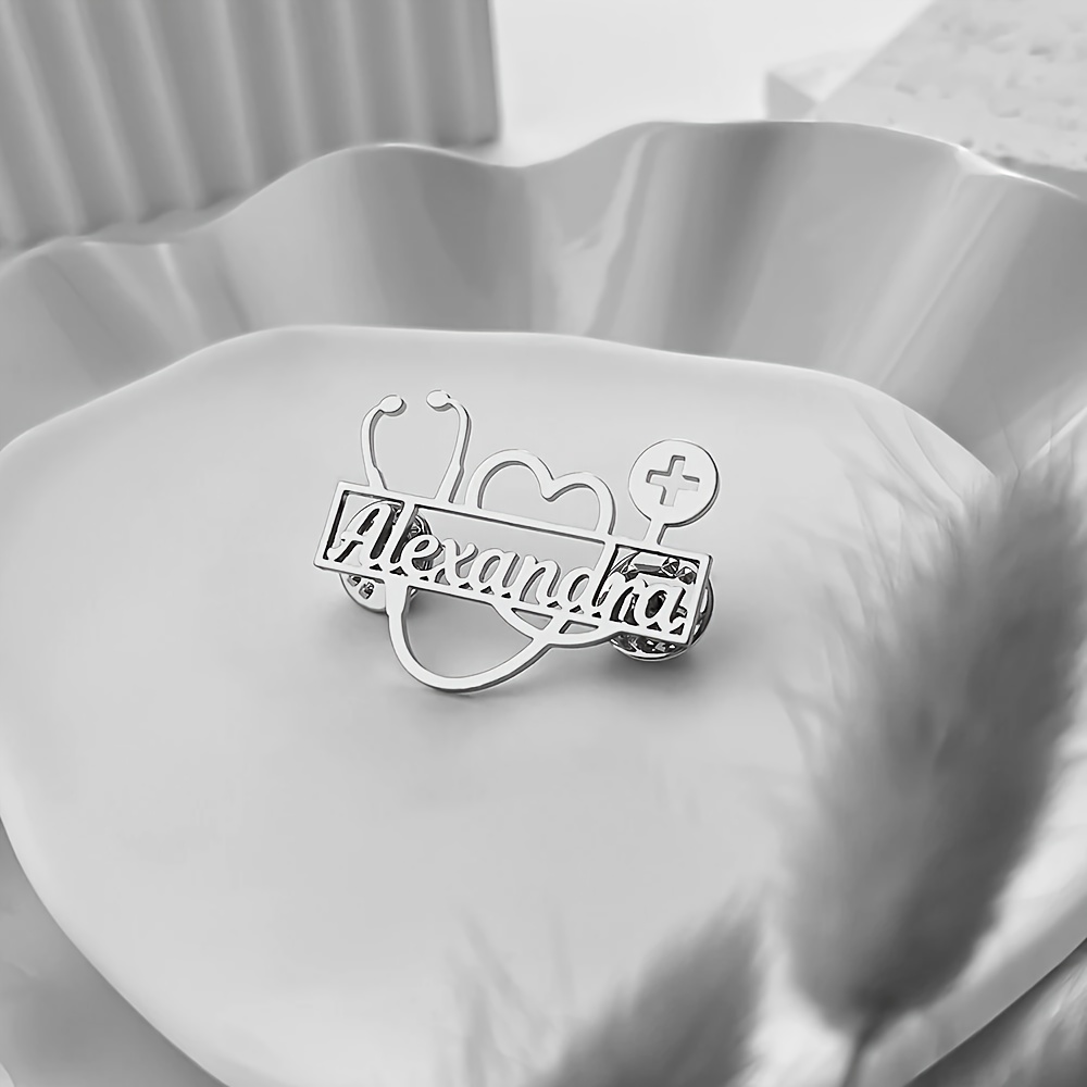 E-shop Ein personalisierter Namensstethoskop-Anstecker für Damen, ein modischer individuell gestaltbarer Buchstaben-Stethoskop-Kreuz-Anstecker,