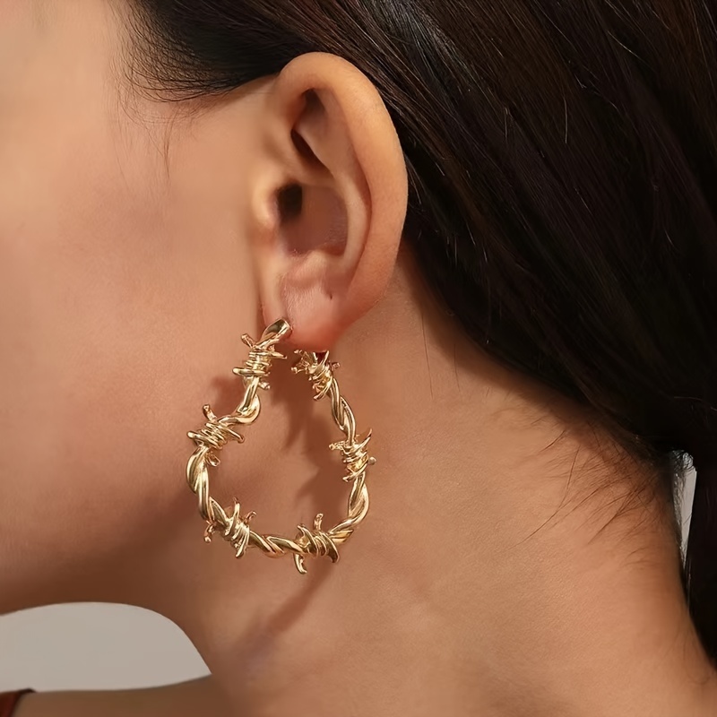 A Pair Of Ladies' Stylish Circular Earrings With A Gothic Dark Hip-hop Heart-shaped Design, Suitable For Vacation And Daily Wear.