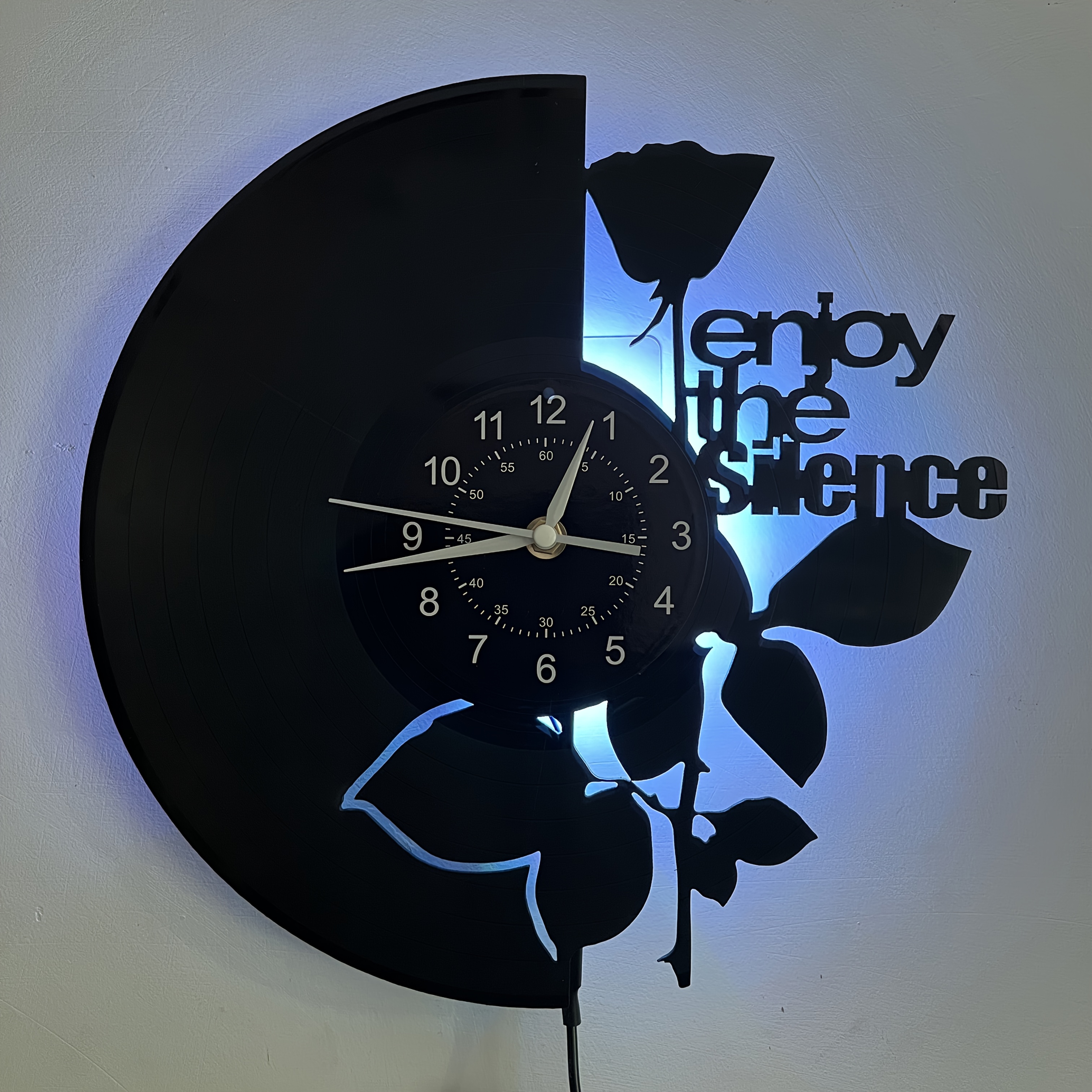 Eine Vinyl-Wanduhr im Rosendesign mit farbigen LEDs. Eine tolle Option, um Ihr Zuhause zu dekorieren. Diese Uhr ist ein ausgezeichnetes Geschenk für Anlässe wie Geburtstage, Muttertag, Neujahr, Ostern, Abschlussfeiern, Weihnachten und Halloween.