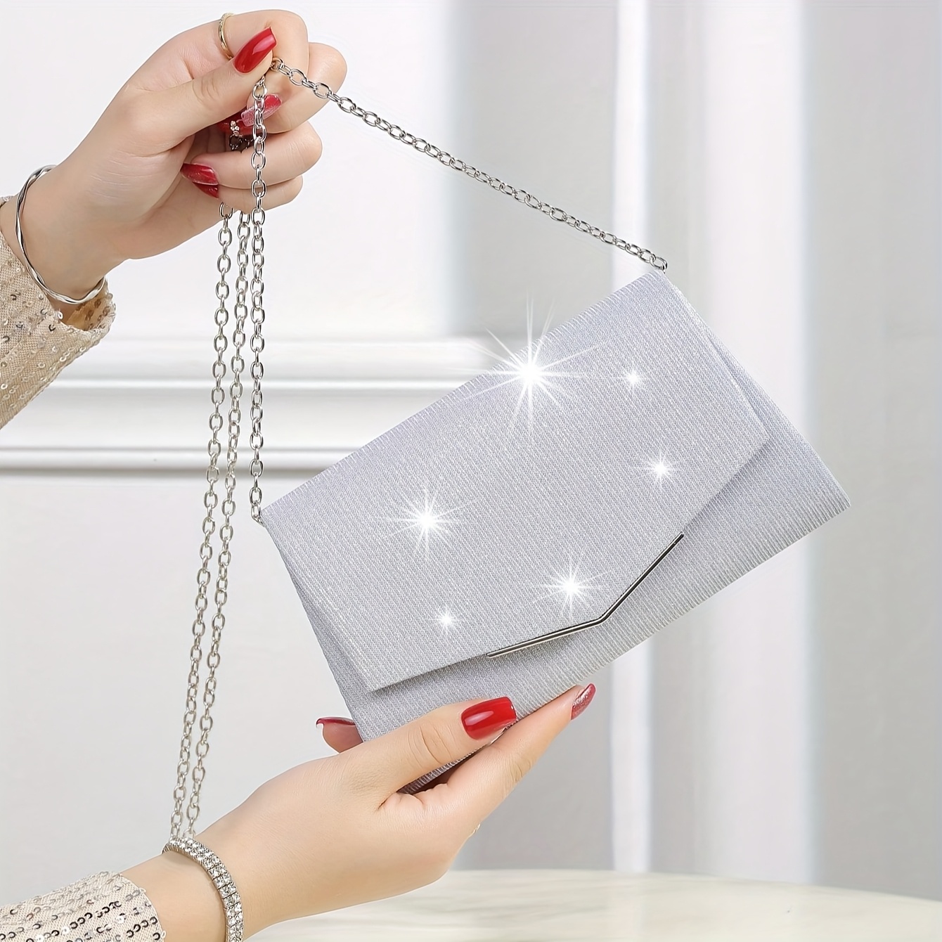 una pochette da sera adornata con scintillanti strass argentati
