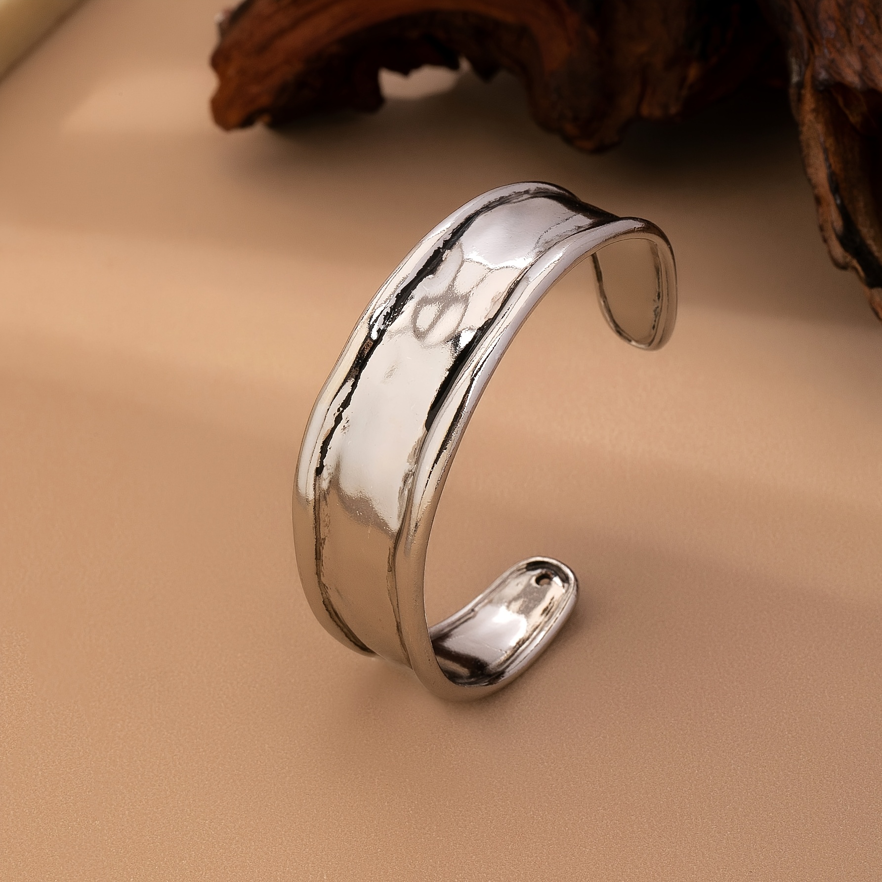 Image of 1pc Distressed Craft Minimalist Versatile Women's Fashion Open Bangle, For Daily Party Vacation Wear And Gifting