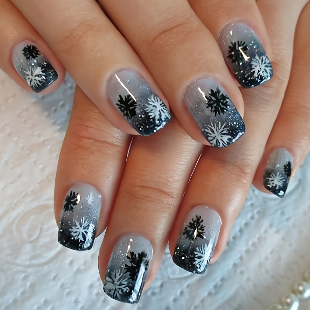 

24pcs Short Square Short Glossy Glitter Gray Ombre Snowflake Suitable For Autumn And Winter Wear Nail Tips Date Fake Nails Nail Art Sheets & 1 Roller & 1 Jelly Glue