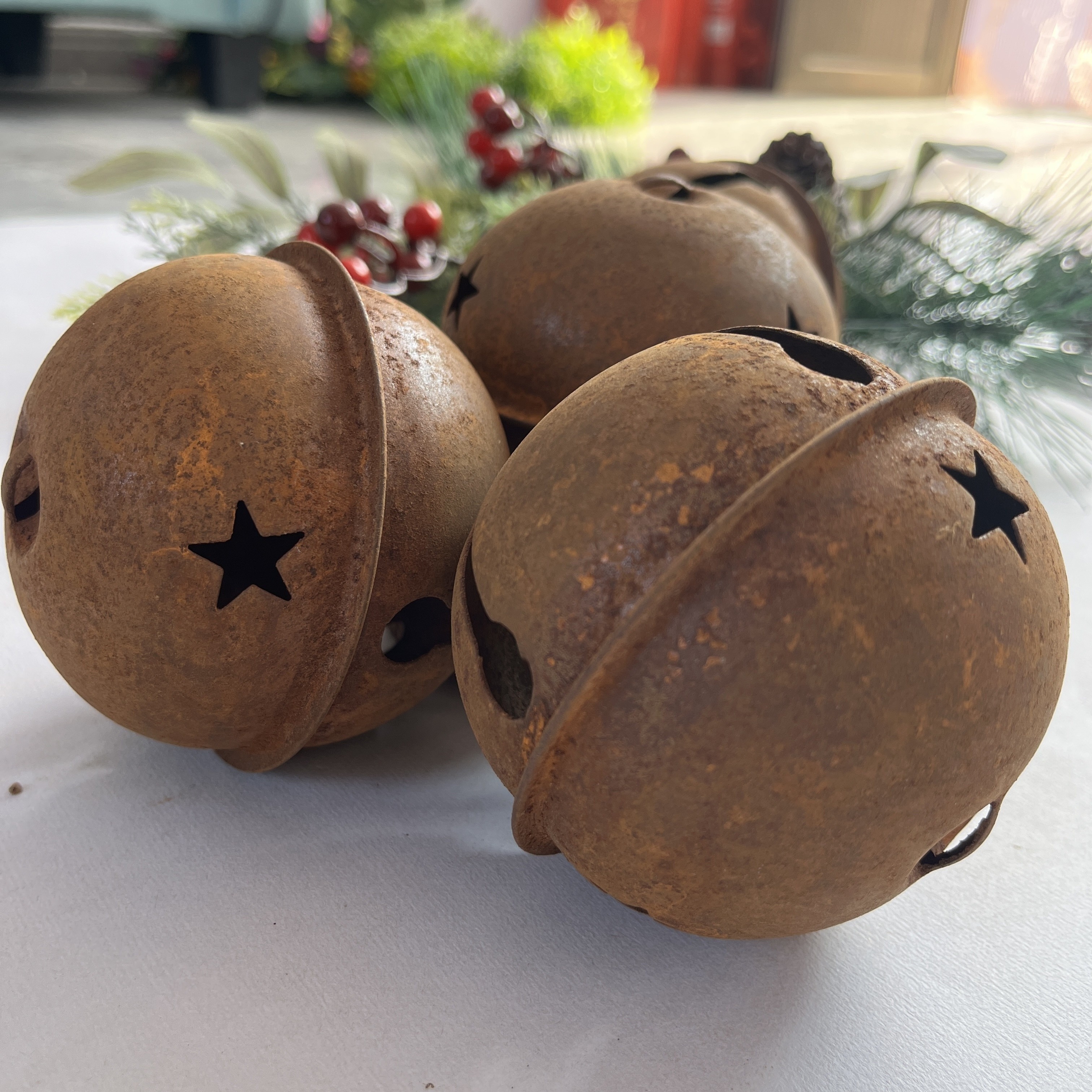 

Vintage Metal Christmas Bells - 4/8 Pack, Rustic Round Iron With Ringing Sound, Hanging Ornaments For Home Decor, Holiday Gifts, Thanksgiving, Christmas, New Year, Harvest - Easy To Hang