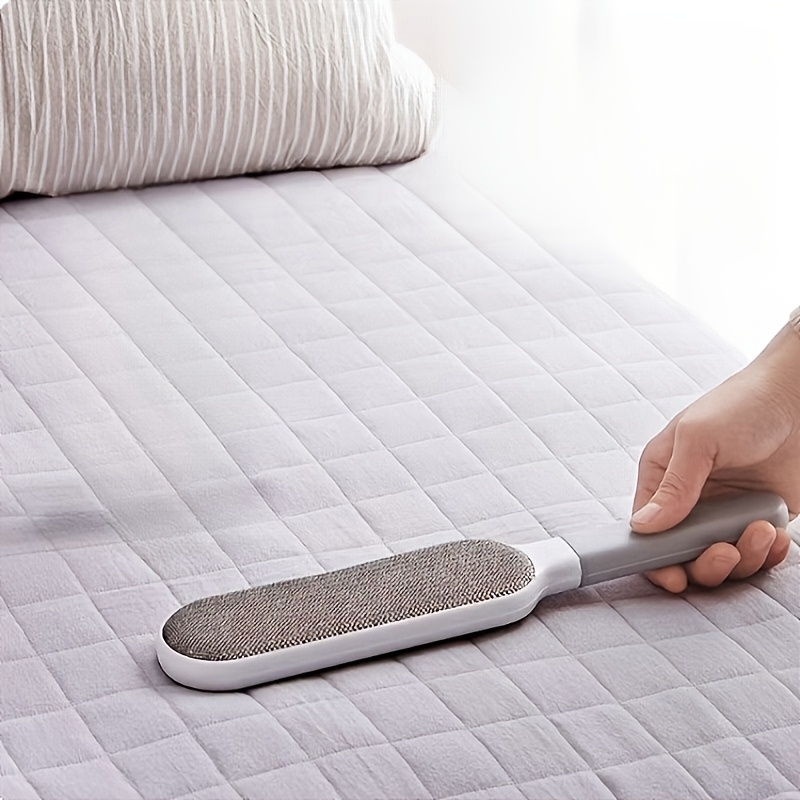 A Double-Sided Brush for Collecting Pet Hair And Dust, Designed for Manual Electrostatic Cleaning. Made from Durable Polypropylene, It Can Be Used on Clothing, Sofas, Furniture, Bedding, And Carpets Without The Need for Electricity.