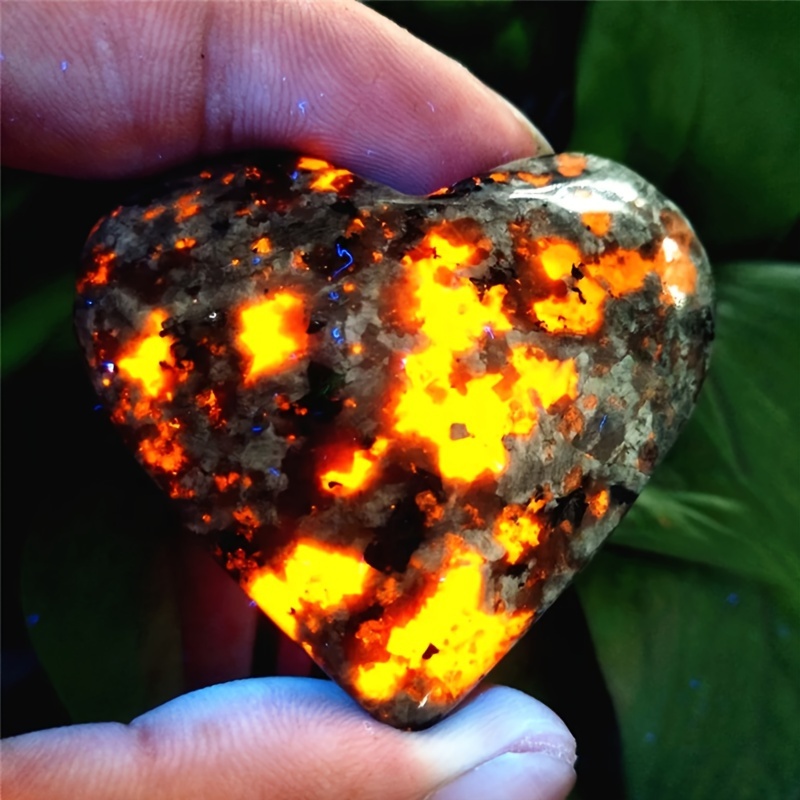 

1pc/3pcs Heart Sodalite Flame Stone - Fluorescent Stone - Uv Light Reactive Stone, Room Decor