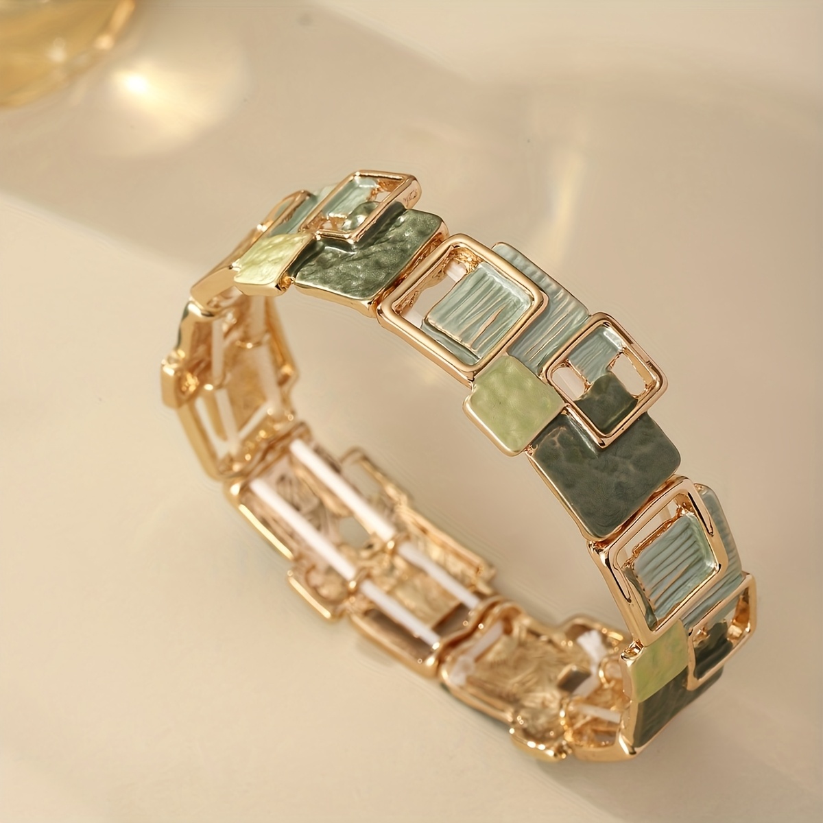 E-shop Ein geometrisches, quadratisches, hohles, lila Armband aus Zinklegierung und Emaille mit einem originellen Design. Dieses elastische Armband im